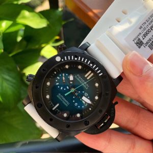 Panerai Submersible series PAM00983 watch